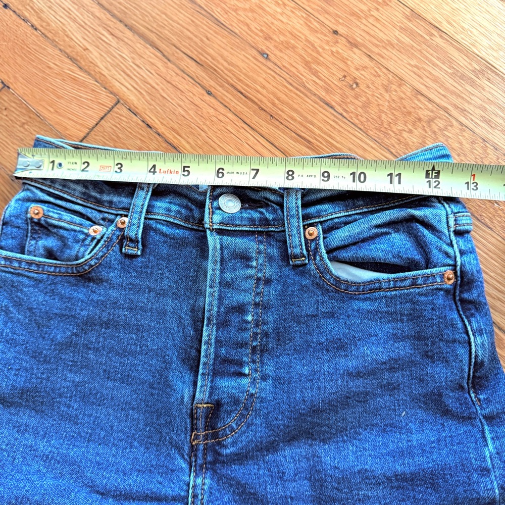 Levi’s Wedgie Straight Size 26 Distressed Raw Hem High Rise Jeans - Picture 5 of 8